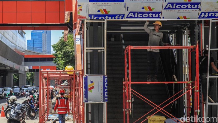 Progres Terkini Pembangunan Halte LRT Jabodebek di Jl Rasuna Said Proyek halte LRT Jabodebek di Jl Rasuna Said, Jakarta Selatan, terus dikebut. Halte tersebut akan terintegrasi dengan moda transportasi TransJakarta.