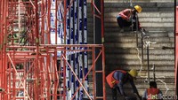 Para pekerja beraktivitas pada proyek halte LRT Jabodebek di Jl Rasuna Said, Jakarta Selatan.