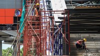 Para pekerja beraktivitas pada proyek halte LRT Jabodebek di Jl Rasuna Said, Jakarta Selatan, Jumat (28/10/2022).