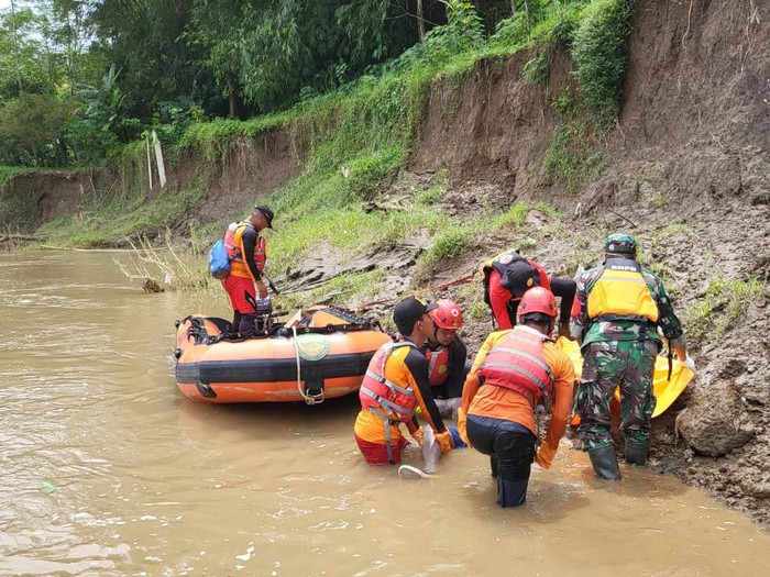 Proses evakuasi jenazah korban tenggelam di sungai Purbalingga, Jumat (28/10/2022).