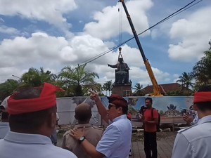 Proses Pemindahan Patung Bung Karno ke Pedestal Baru