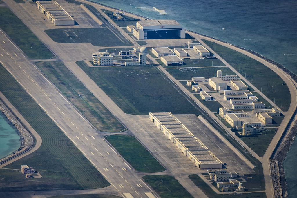 Sebuah lapangan terbang, bangunan, dan struktur terlihat di pulau buatan yang dibangun oleh China di Mischief Reef, Kepulauan Spratly, Laut China Selatan, Selasa (25/10/2022). China semakin menegaskan klaim kepemilikannya atas pulau-pulau yang disengketakan di Laut China Selatan dengan meningkatkan ukuran pulau secara artifisial, menciptakan pulau-pulau baru dan membangun pelabuhan, pos-pos militer dan landasan udara. Laut Cina Selatan merupakan jalur perdagangan penting dan memiliki kepentingan yang signifikan karena ketegangan geopolitik tetap tinggi di wilayah tersebut. (Photo by Ezra Acayan/Getty Images)