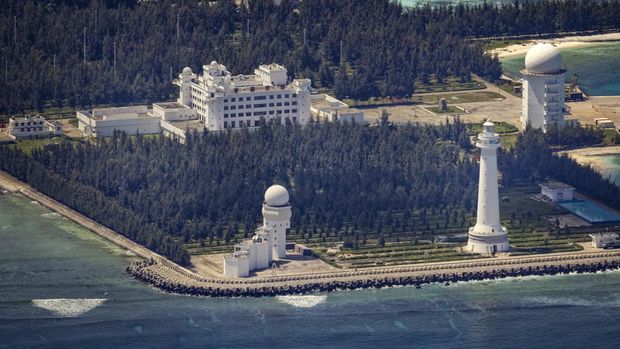 Bangunan dan struktur terlihat di pulau buatan yang dibangun oleh China di Mischief Reef, Kepulauan Spratly, Laut China Selatan, Selasa (25/10/2022). China semakin menegaskan klaim kepemilikannya atas pulau-pulau yang disengketakan di Laut China Selatan dengan meningkatkan ukuran pulau secara artifisial, menciptakan pulau-pulau baru dan membangun pelabuhan, pos-pos militer dan landasan udara. Laut Cina Selatan merupakan jalur perdagangan penting dan memiliki kepentingan yang signifikan karena ketegangan geopolitik tetap tinggi di wilayah tersebut. (Photo by Ezra Acayan/Getty Images)