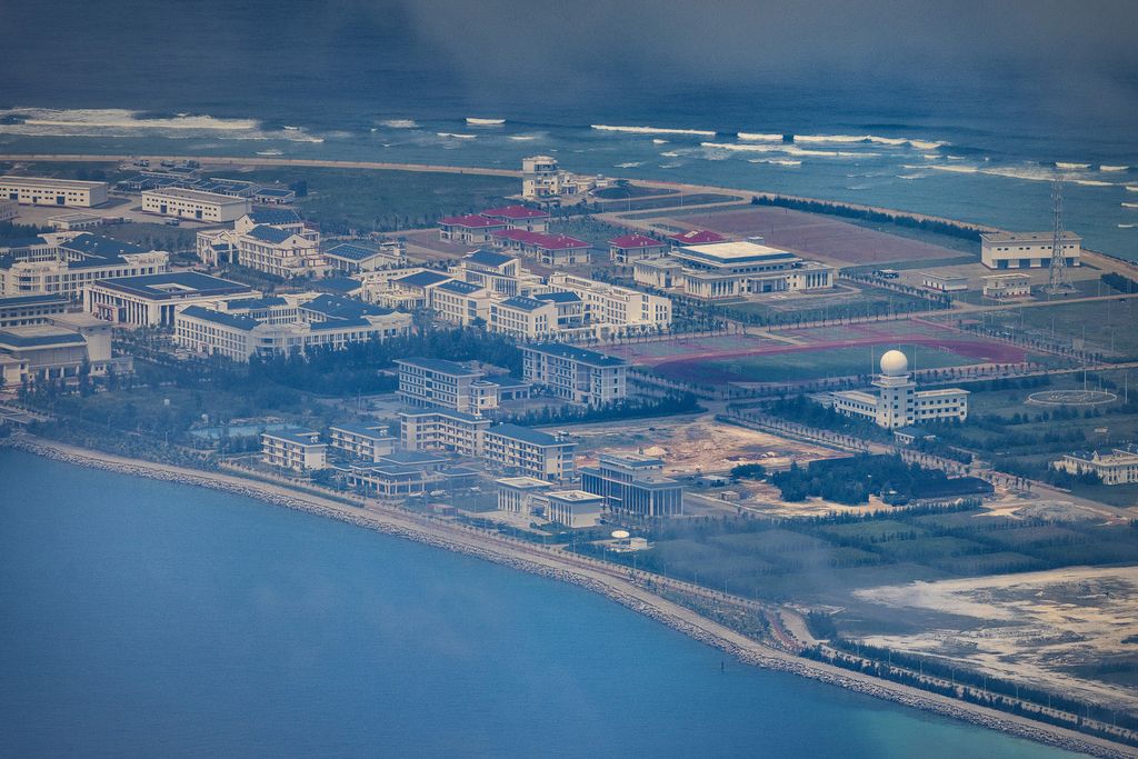 Bangunan dan struktur terlihat di pulau buatan yang dibangun oleh China di Subi Reef, Kepulauan Spratly, Laut China Selatan, Selasa (25/10/2022). China semakin menegaskan klaim kepemilikannya atas pulau-pulau yang disengketakan di Laut China Selatan dengan meningkatkan ukuran pulau secara artifisial, menciptakan pulau-pulau baru dan membangun pelabuhan, pos-pos militer dan landasan udara. Laut Cina Selatan merupakan jalur perdagangan penting dan memiliki kepentingan yang signifikan karena ketegangan geopolitik tetap tinggi di wilayah tersebut. (Photo by Ezra Acayan/Getty Images)