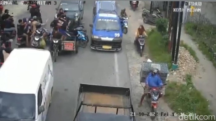 Puluhan pelajar di Medan membegal pengendara motor di siang bolong.