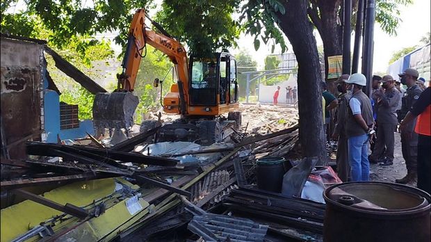 Puluhan Stan di Manyar Dibongkar imbas proyek nasional Jalan Raya Manyar