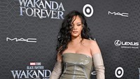 Rihanna tampil glamour dengan sequin dress dari Rick Owen yang memamerkan bagian bahu. FilmMagic/Axelle/Bauer-Griffin