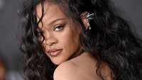 Detail makeup yang digunakan Rihanna di acara tersebut. FilmMagic/Axelle/Bauer-Griffin