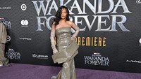 Lift Me Up mengingatkan pada lagu pengantar tidur, berkat vokal Rihanna yang menenangkan dan permainan piano yang lembut. Foto: FilmMagic/Axelle/Bauer-Griffin