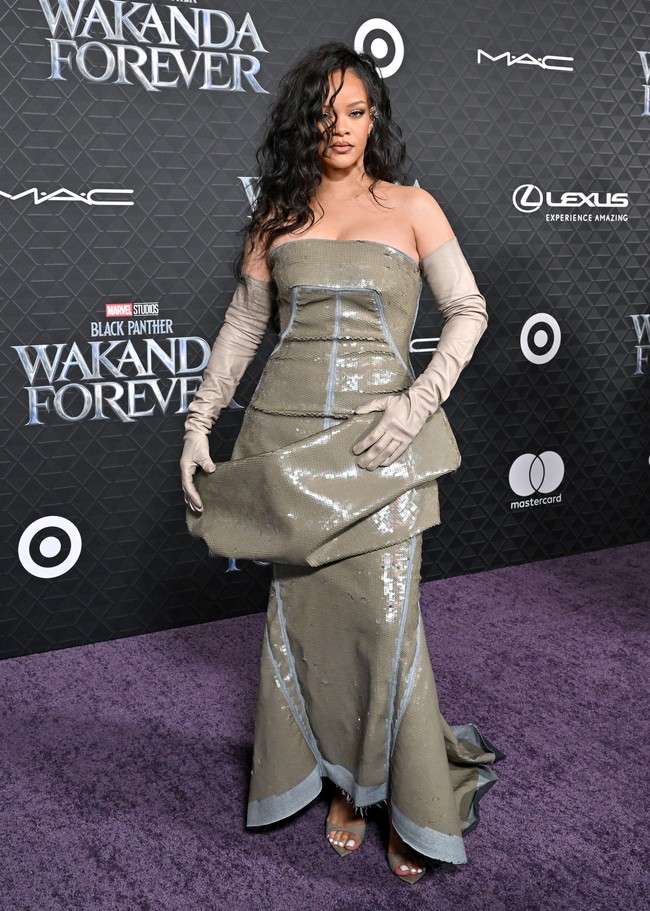 Rihanna tampil gemerlap dengan gaun warna taupe rancangan Rick Owens. Penyanyi 34 tahun ini jadi pengisi soundtrack ‘Black Panther 2: Wakanda Forever’ dengan lagu terbarunya, ‘Lift Me Up’. Foto: FilmMagic/Axelle/Bauer-Griffin