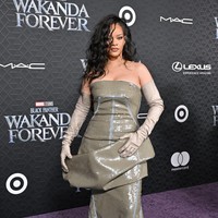 Rihanna tampil gemerlap dengan gaun warna taupe rancangan Rick Owens. Penyanyi 34 tahun ini jadi pengisi soundtrack ‘Black Panther 2: Wakanda Forever’ dengan lagu terbarunya, ‘Lift Me Up’. Foto: FilmMagic/Axelle/Bauer-Griffin