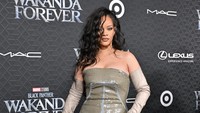 Lift Me Up merupakan single pertama Rihanna setelah vakum selama 6 tahun. Foto: FilmMagic/Axelle/Bauer-Griffin