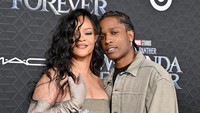 Ini kali pertama Rihanna tampil di red carpet usai melahirkan. FilmMagic/Axelle/Bauer-Griffin