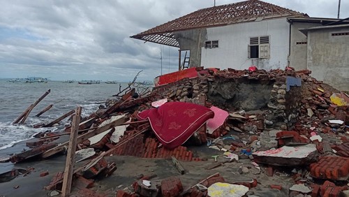 Rumah warga yang tergerus abrasi serta sungai kecil dadakan yang timbul akibat banjir, Jumat (28/10/2022).