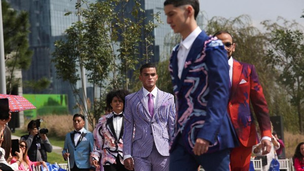 Sejumlah model menampilkan kreasi desainer Meksiko selama pertunjukan catwalk di Mexico City, Meksiko, Rabu, (26/10/2022).