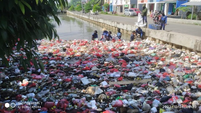 Sampah di Saluran Sekunder Rawa Baru, Jl Baru Underpass, Kelurahan Duren Jaya, Kecamatan Bekasi Timur, Kota Bekasi, 28 Oktober 2022. (Dok Bidang SDA DBMSDA Kota Bekasi)