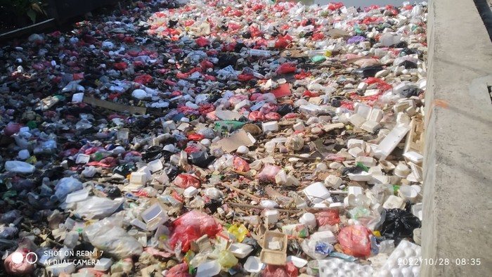 Sampah di Saluran Sekunder Rawa Baru, Jl Baru Underpass, Kelurahan Duren Jaya, Kecamatan Bekasi Timur, Kota Bekasi, 28 Oktober 2022. (Dok Bidang SDA DBMSDA Kota Bekasi)