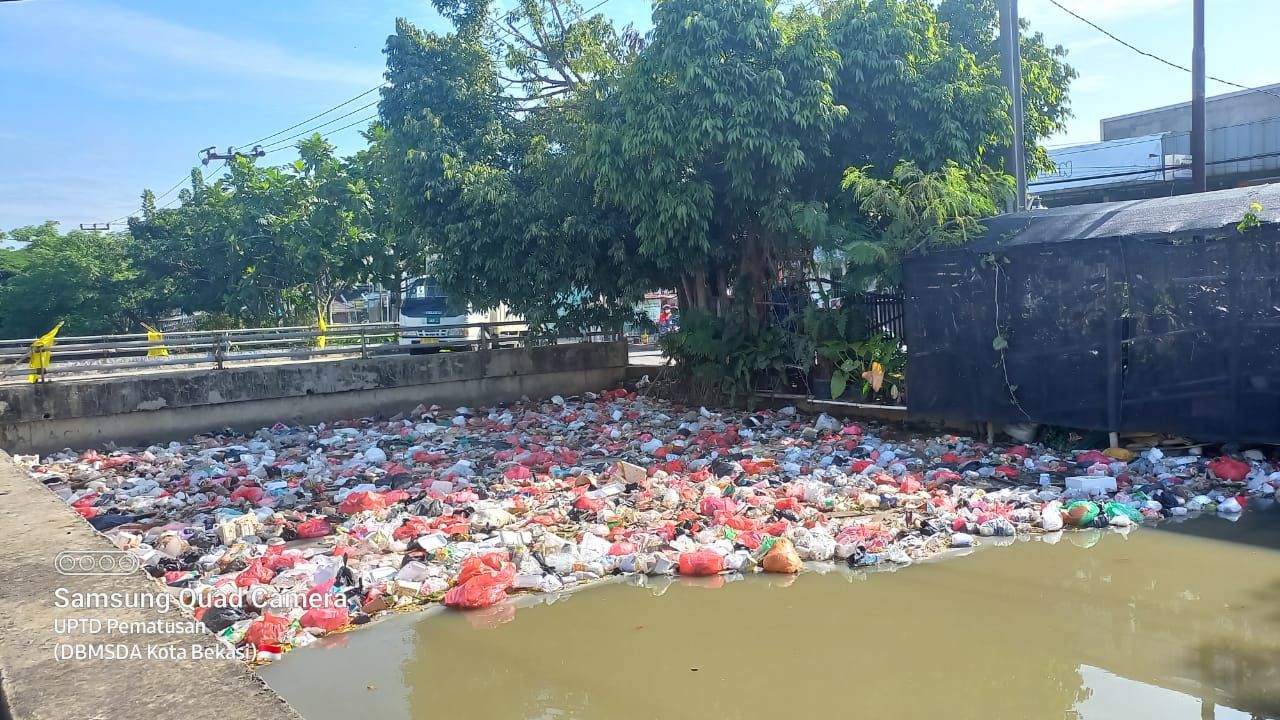 Sampah di Saluran Sekunder Rawa Baru, Jl Baru Underpass, Kelurahan Duren Jaya, Kecamatan Bekasi Timur, Kota Bekasi, 28 Oktober 2022. (Dok Bidang SDA DBMSDA Kota Bekasi)