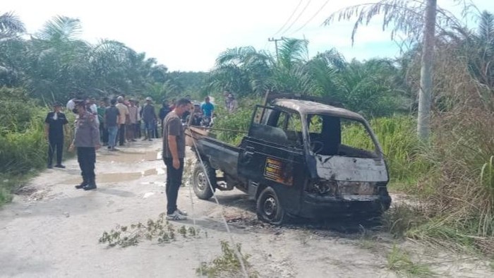Sebuah mobil pikap terbakar di Talang Mandau, Bengkalis, Riau. Sopir tewas.