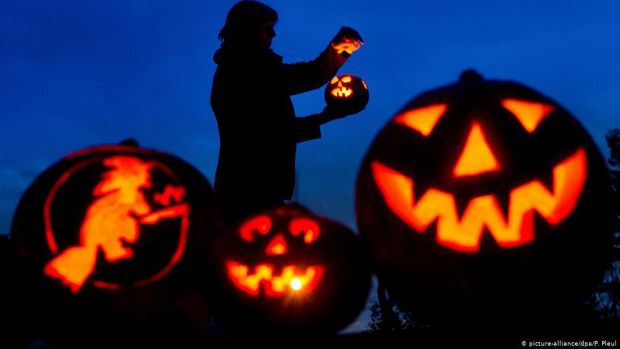 Sejarah labu Jack O Lantern tidak bisa lepas dari perayaan Halloween. Saat Hari Halloween, labu-labu tersebut biasanya dihias menyerupai sosok yang menyeramkan.