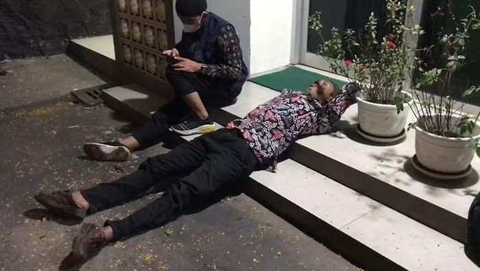 Sejumlah korban Indra Kenz, yang kecewa pembacaan vonis ditunda, memilih menginap di PN Tangerang, Jumat (28/10/2022).