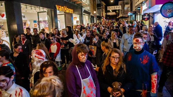Sekitar seratus zombie mendatangi pusat kota Arnhem, Belanda, Kamis (27/10/2022). Ini merupakan acara Zombie walk yang di mana sebagian warga berdandan menyerupai zombie. Sekitar seratus zombie mendatangi pusat kota Arnhem, Belanda, Kamis (27/10/2022). Ini merupakan acara Zombie walk yang di mana sebagian warga berdandan menyerupai zombie.