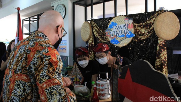 Sekolah internasional di Surabaya menerapkan baju adat Nusantara di Hari Sumpah Pemuda