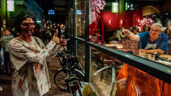 Salah satu zombie menghampiri pengunjung yang sedang makan di sebuah restoran.