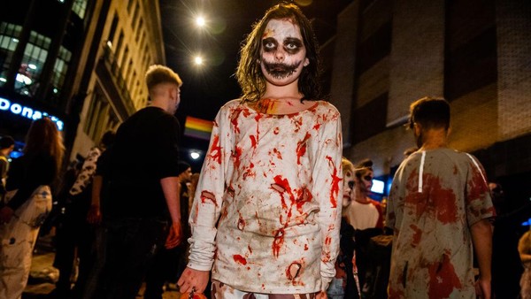 Tak hanya orang dewasa, anak kecil pun ikut berpartisipasi dalam acara zombi walk tersebut.