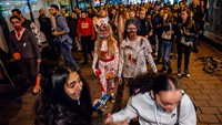 Dua orang pengunjung merasa ketakutan saat melihat zombie.