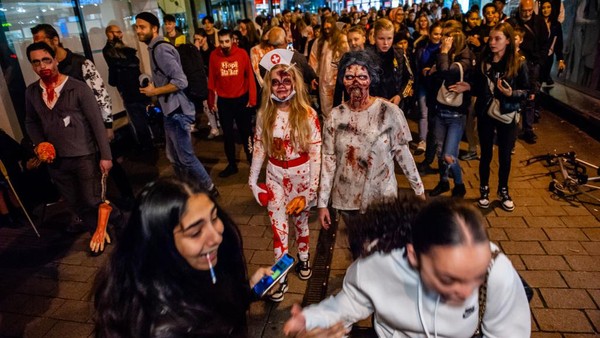 Dua orang pengunjung merasa ketakutan saat melihat zombie.