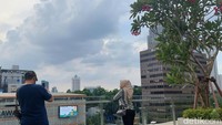 Banyak pengunjung yang berfoto dengan latar gedung-gedung perkantoran yang ada di kawasan Sarinah.