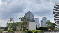 Nih, santai sore sembari nikmati angin dan gedung-gedung tinggi di Jakarta bisa jadi pilihan untuk melepas lelah.