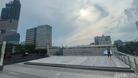 Siapapun bisa naik ke sky deck, namun ada syarat yang harus dipatuhi pengunjung. Kamu harus jadi member di Sarinah Club.