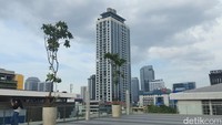 Mal pertama di Indonesia ini punya sky deck untuk menikmati sore Jakarta.