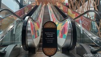 Ini adalah eskalator pertama di Indonesia. Memang tidak lagi berjalan, namun kamu bisa kok melewatinya atau berfoto di atasnya.
