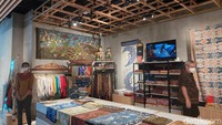 Banyak turis lokal dan asing yang mengikuti tur. Mereka penasaran dengan produk UMKM yang dijual di Sarinah.