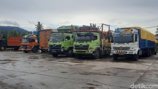 Antrean di SPBU Mamuju yang terimbas longsor di Jalan Trans Sulawesi di Kabupaten Majene.