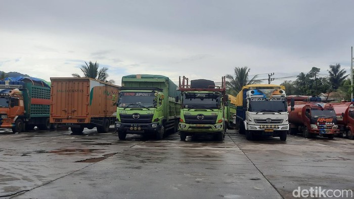 Antrean di SPBU Mamuju yang terimbas longsor di Jalan Trans Sulawesi di Kabupaten Majene.