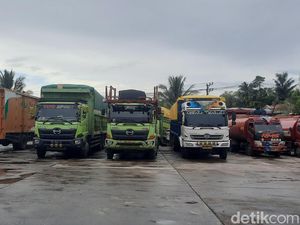 Longsor di Majene Putus Pasokan BBM ke Mamuju, Warga Antre di SPBU 10 Jam
