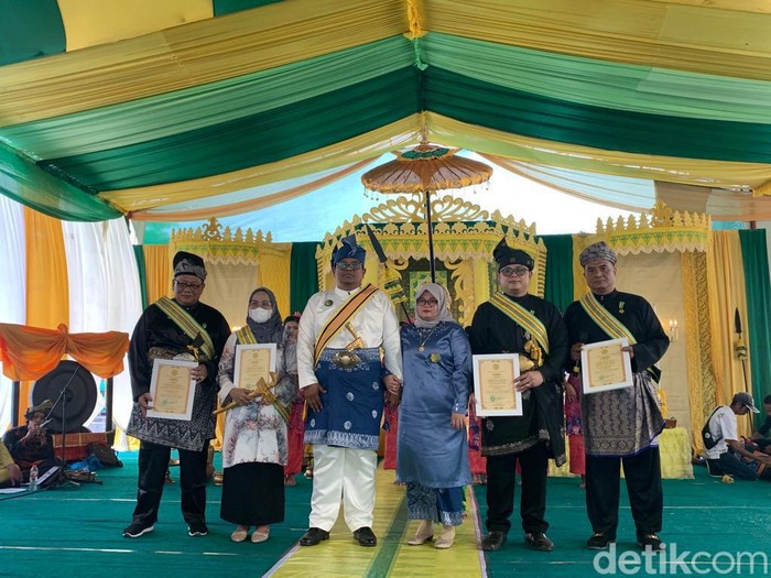 Suasana penganugerahan Gelar Adat Resam Melayu oleh Kejeruan Metar Bilad Deli di Medan