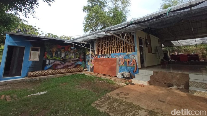 Suasana sekolah alam Wangsakerta di Cirebon