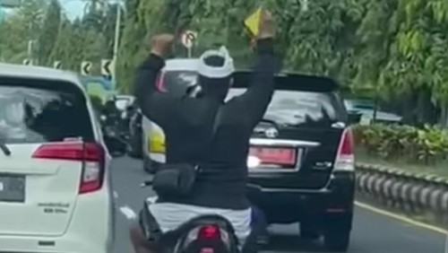 Tangkapan layar video di medsos diduga ODGJ Putu Trisna Wibawa, yang viral karena ngamuk dan tusuk pemotor di Kuta Utara.