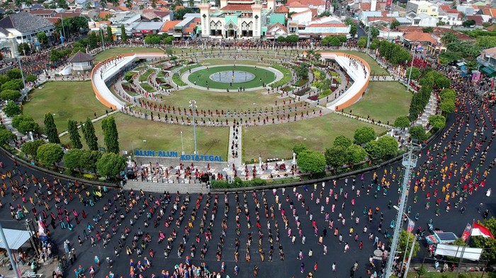 TARI GEYOL TEGAL MASSAL Foto udara peserta menari tarian Geyol Tegal di Jalan Pancasila, Tegal, Jawa Tengah, Jumat (28/10/2022). Tari Geyol Tegal yang diikuti 6.000 penari dari berbagai kalangan seperti pelajar, instansi dan TNI/Polri tersebut dalam rangka memperingati Hari Sumpah Pemuda. ANTARA FOTO/Oky Lukmansyah/wsj.