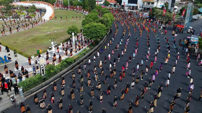 Foto udara peserta menari tarian Geyol Tegal di Jalan Pancasila, Tegal, Jawa Tengah, Jumat (28/10/2022). Tari Geyol Tegal yang diikuti 6.000 penari dari berbagai kalangan seperti pelajar, instansi dan TNI/Polri tersebut dalam rangka memperingati Hari Sumpah Pemuda. ANTARA FOTO/Oky Lukmansyah/wsj.