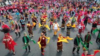 Ini dia penampakan 6.000 orang saat menari tarian Geyol Tegal di Jalan Pancasila, Tegal, Jawa Tengah, Jumat (28/10/2022).