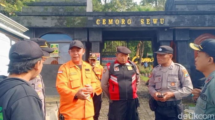 Tim Basarnas yang mencari peritual hilang di Gunung Lawu