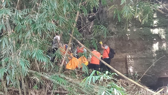 Tim identifikasi Polres Klaten dan Polsek Karanganom mengevakuasi mayat wanita di tebing Sungai Gowa, Jumat (28/10/2022).