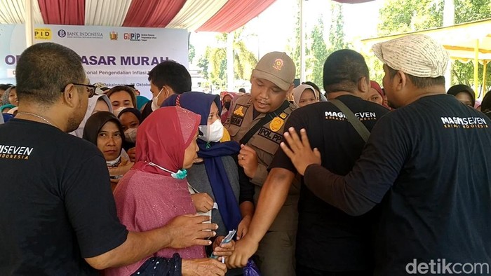 Tim Pengendalian Inflasi Daerah (TPID) dan Bank Indonesia (BI) menggelar pasar murah di Kabupaten Pekalongan, Jawa Tengah, Jumat (28/10/2022).