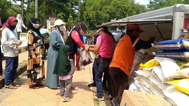 Tim Pengendalian Inflasi Daerah (TPID) dan Bank Indonesia (BI) menggelar pasar murah di Kabupaten Pekalongan, Jawa Tengah, Jumat (28/10/2022).